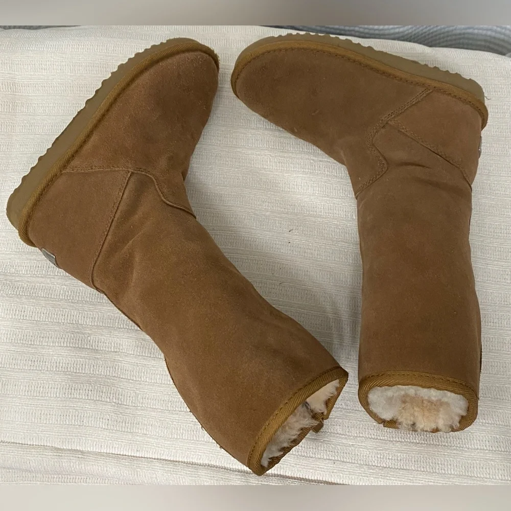 Kids UGG Brown Suede Boots with Side Zipper
Size 1 - Picture 5 of 10